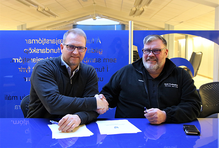 Hér sjást Guðlaugur H. Sigurjónsson sviðsstjóri Umhverfissviðs og Unnar Ragnarsson frá HUG verktökum handsala samninginn um breytingar á húsnæðinu við Skógarbraut 932 Samningurinn handsalaður um breytingar á húsnæði við Skógarbraut 932