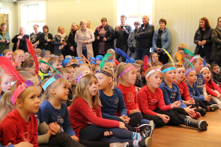 Hér má sjá börnin syngja inn Listahátíð barna í Reykjanesbæ 2018 Hér má sjá börnin syngja inn Listahátíð barna í Reykjanesbæ 2018