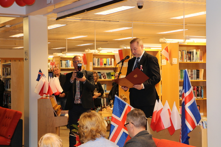 Hér má sjá Gerard Pokruszynski sendiherra Póllands í ræðupúlti Hér má sjá Gerard Pokruszynski sendiherra Póllands í ræðupúlti