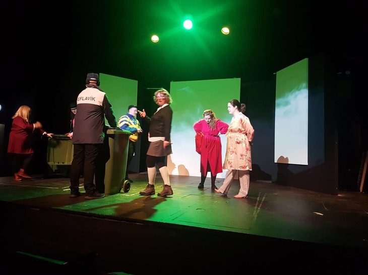 Frá æfingu á revíunni Allir á trúnó! hjá Leikfélagi Keflavíkur. Leikstjórinn Björk Jakobsdóttir sést fyrir miðju Frá æfingu á revíunni Allir á trúnó! hjá Leikfélagi Keflavíkur. Leikstjórinn Björk Jakobsdóttir sést fyrir miðju