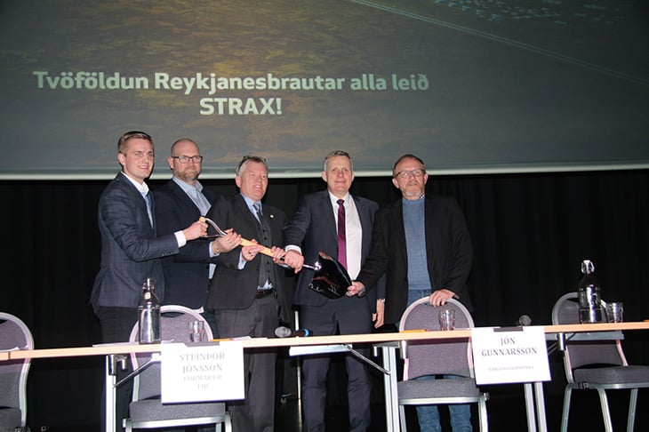 Tvöföldun Reykjanesbrautar alla leið STRAX! Frummælendur með skófluna sem notuð var við fyrstu tvöföldun Reykjanesbrautar