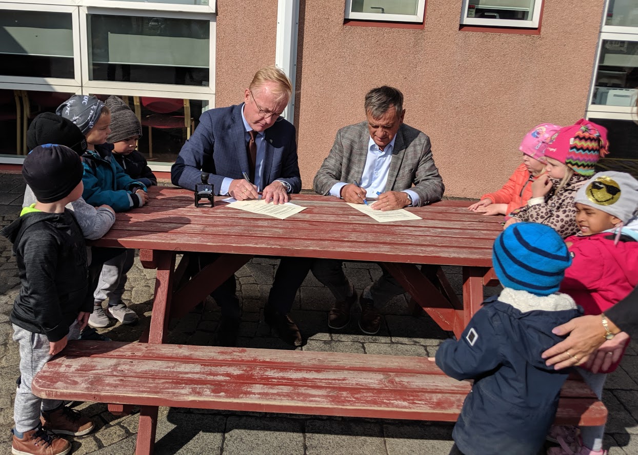 Kjartan Már Kjartansson bæjarstjóri og Axel Jónsson frá Skólamat undirrita samninginn Kjartan Már Kjartansson bæjarstjóri og Axel Jónsson frá Skólamat undirrita samninginn