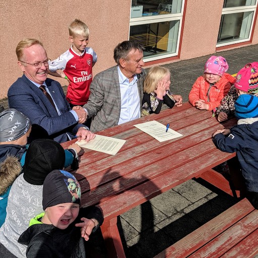 Samningurinn handsalaður Samningur milli Reykjanesbæjar og Skólamatar um máltíðir á Hjallatúni handsalaður