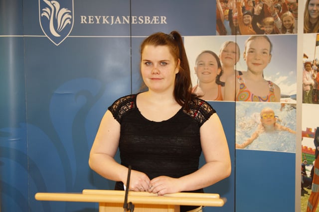 Gaman að fá að prófa ræðupúlt bæjarstjórnar Gaman að fá að prófa ræðupúlt bæjarstjórnar