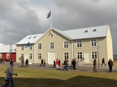 Duushús í spariklæðum.