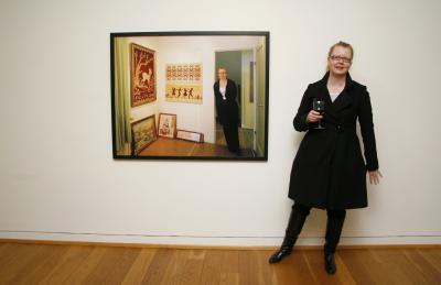 Sigrún Ásta Jónsdóttir forstöðumaður Byggðasafns Reykjanesbæjar við eitt verka á sýningunni eftir E&hellip;