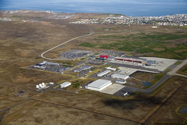 Horft yfir Keflavíkurflugvöll og svæðið í kring.