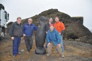Frá uppsetningu verksins á Reykjanesi en þar má sjá listamanninn ásamt aðstoðarmönnum.
