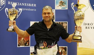 Jóhann Rúnar Kristjánsson með verðlaunagripina við útnefninguna nú áðan. Víkurfréttamynd: Hilmar Br&hellip;
