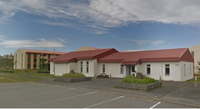 Byggingin við Skógarbraut 932 í Reykjanesbæ.