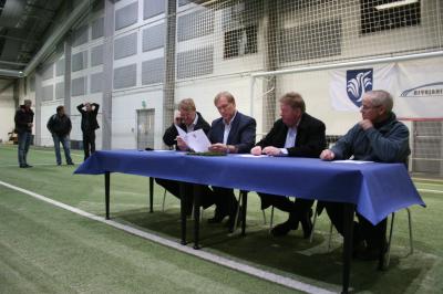 Frá undirritun samninga um nýtt gervigras á Reykjaneshöllina árið 2008