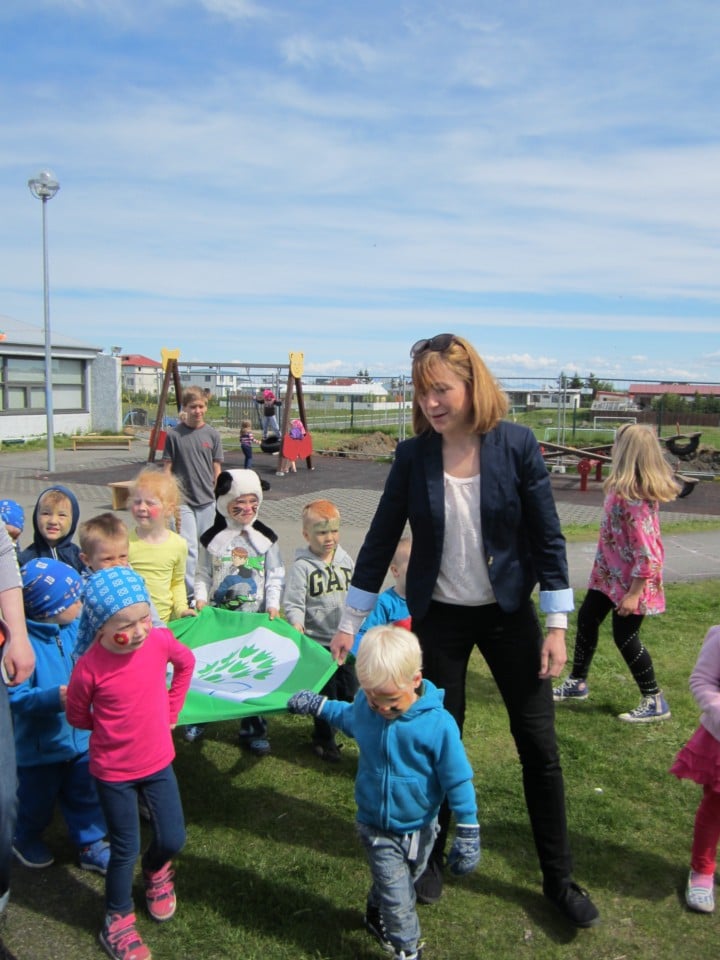 Grænfána flaggað við Holt.