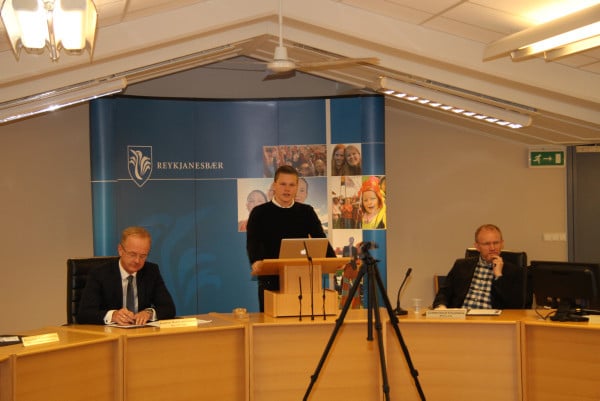 Frá bæjarstjórnarfundi. Páll Orri Pálsson frá ungmennaráði í pontu.