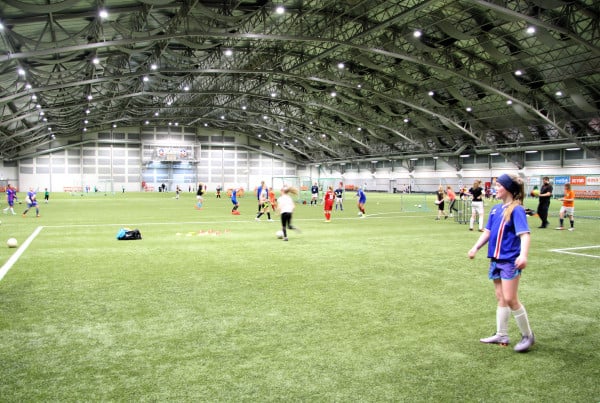 LED lýsing er nú í Reykjaneshöllinni, sem ekki einungis hefur bætt lýsinguna í húsinu heldur sparar&hellip;