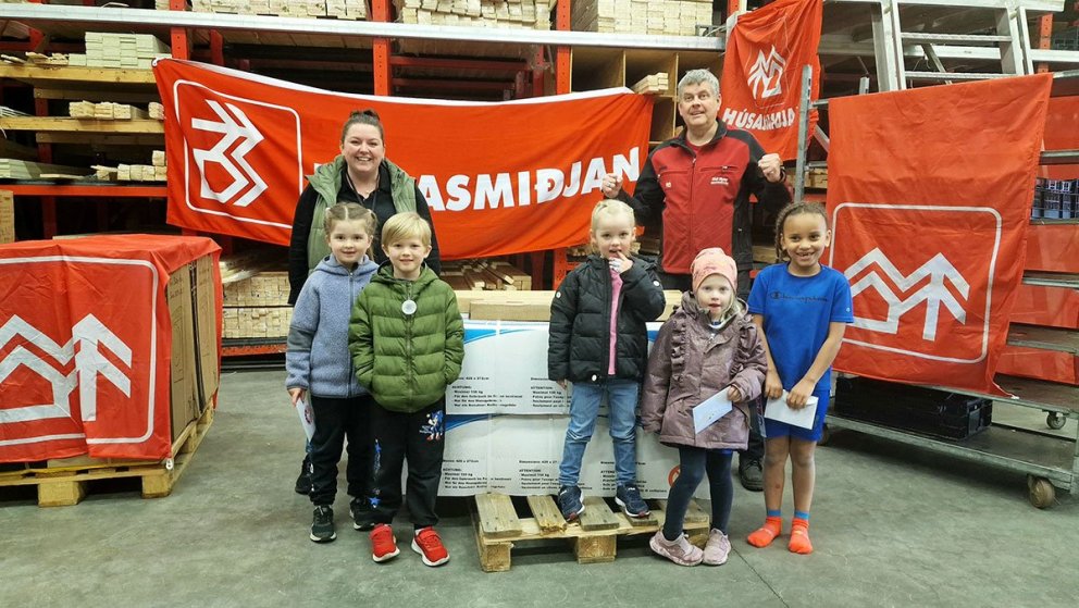 Gauja Eldon, Alexander Óðinn, Sigrún Kara, Katla og Maria taka á móti verðlaununum í Húsasmiðjunni.&hellip;