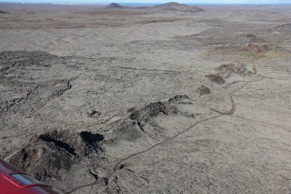 Séð yfir gígaröðina í Eld­vörp­um. Varað er við hella­skoðun þar í grennd­inni. Ljós­mynd/Ó​mar Rag&hellip;