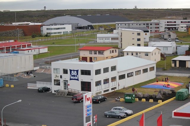 Horft yfir 88 húsið sem er önnur þeirra opinberu bygginga sem kemur fram í kærunni. Ljósmynd: Víkur&hellip;