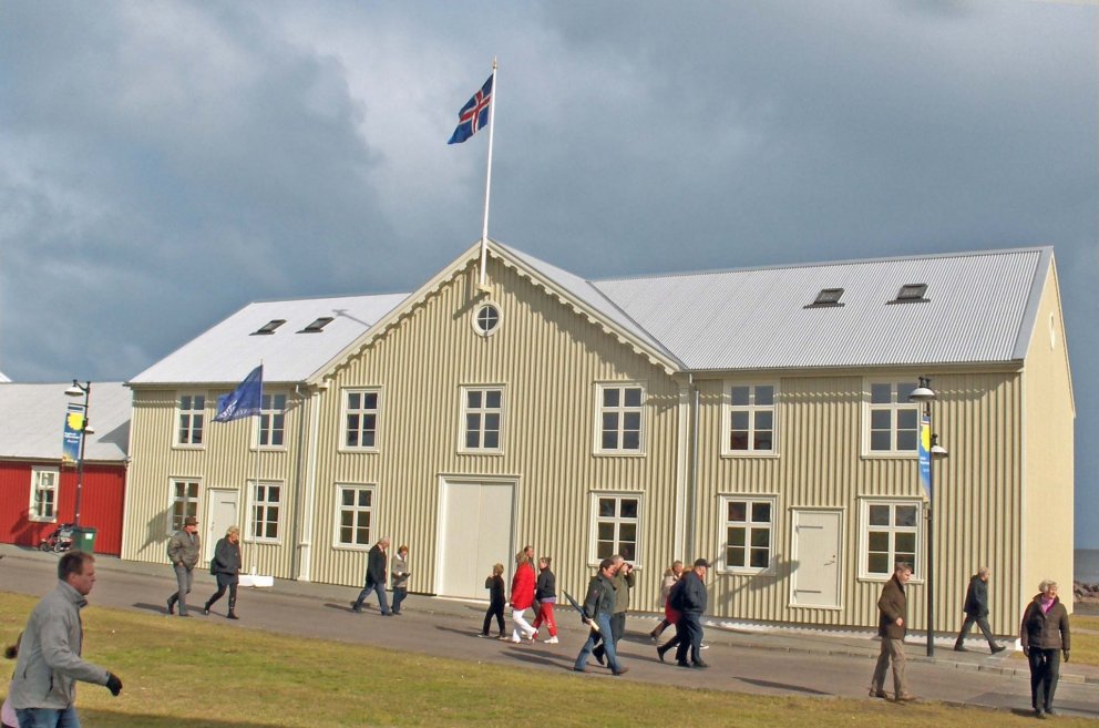 Stofan er á jarðhæð Bryggjuhússins, en þar verður sýning félags myndlistarmanna.