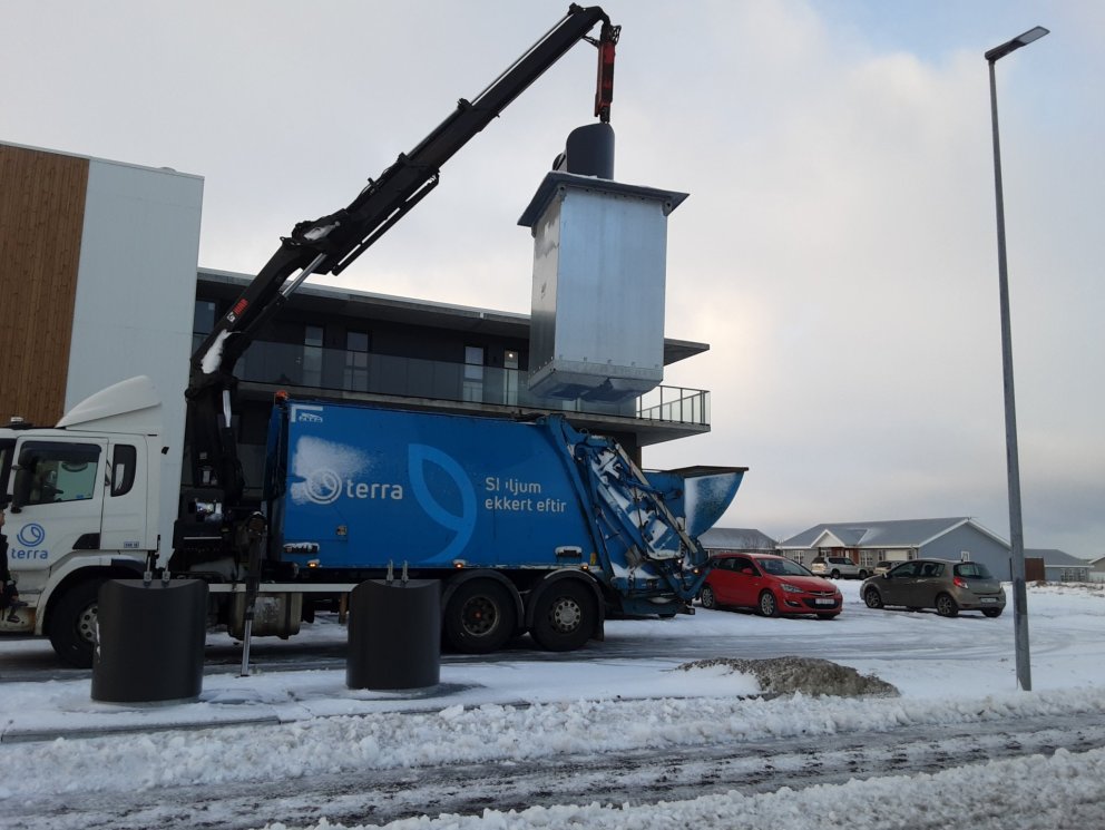 Myndin sýnir frá því hvernig djúpgámarnir eru losaðir en hún gefur glögga mynd af því hvernig djúpg&hellip;