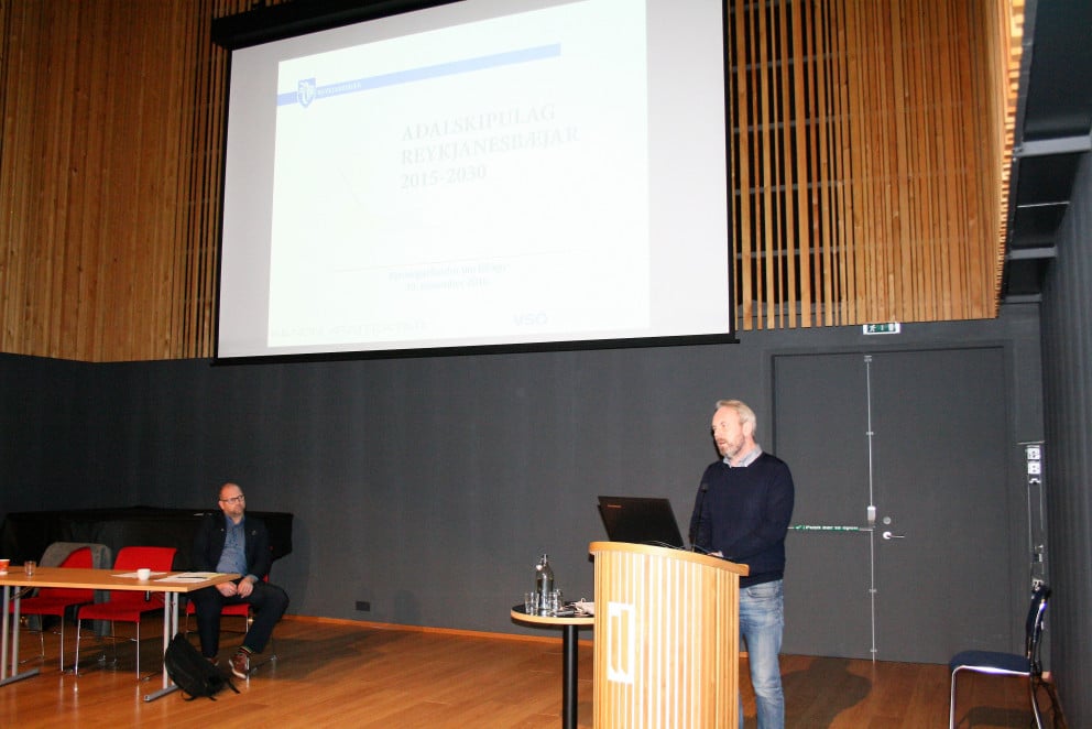 Eysteinn Eyjólfsson formaður umhverfis- og skipulagsráðs fylgdi endurskoðuðu skipulagi úr hlaði á í&hellip;