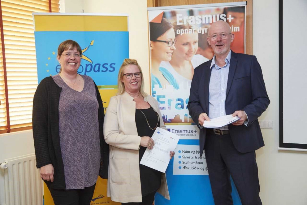Anna Sofia Wahlström deildarstjóri á Holti og Kristín Helgadóttir leikskólastjóri Holts taka á móti&hellip;