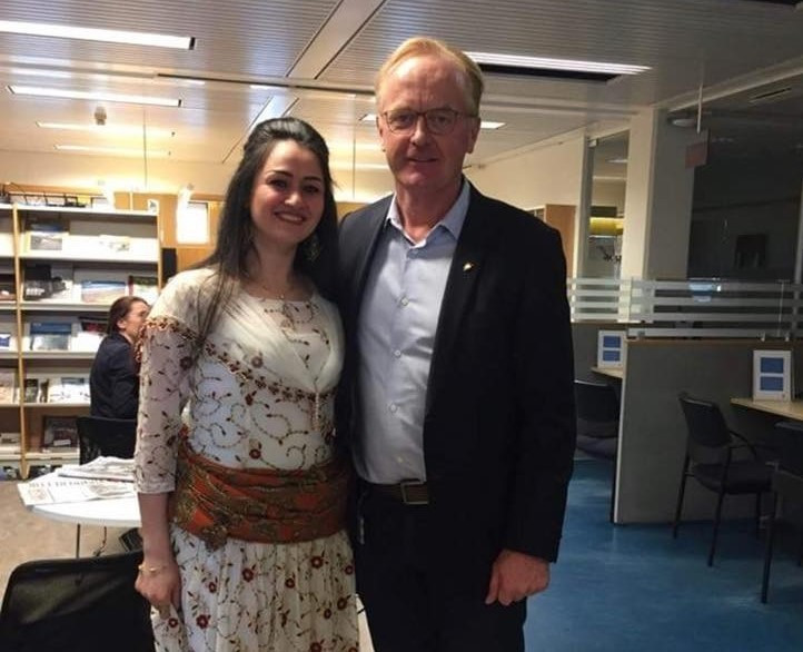 Sanaz skartar hér íranska þjóðbúningnum og Kjartan Már Kjartansson bæjarstjóri klassískum jakkafötu&hellip;