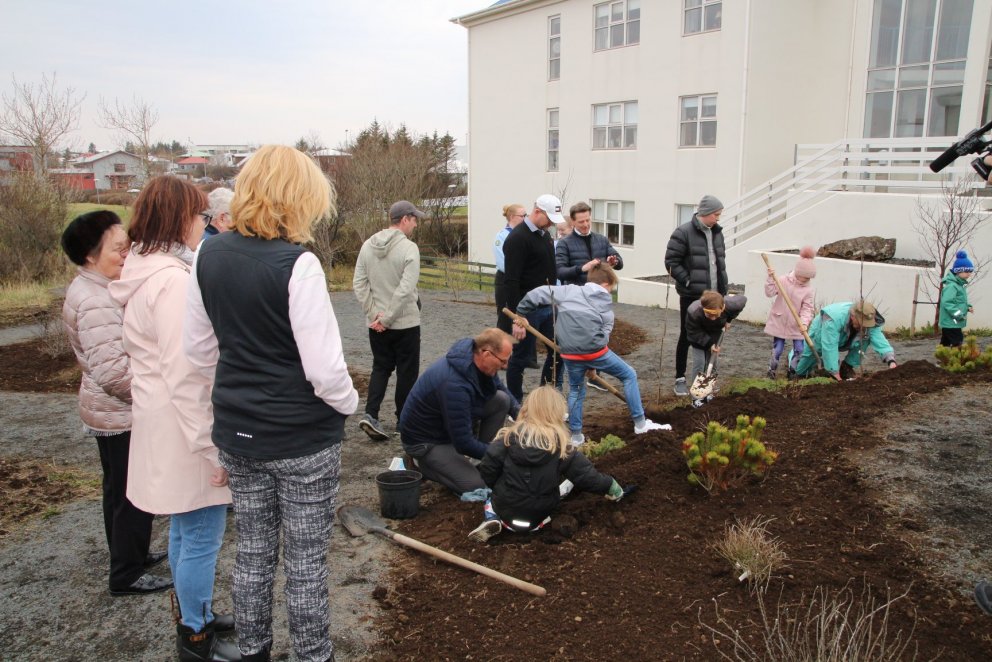 Frá gróðursetningu í Aldingarði æskunnar á sumardaginn fyrsta sl. sumar. Garðurinn er í umsjón Suðu&hellip;
