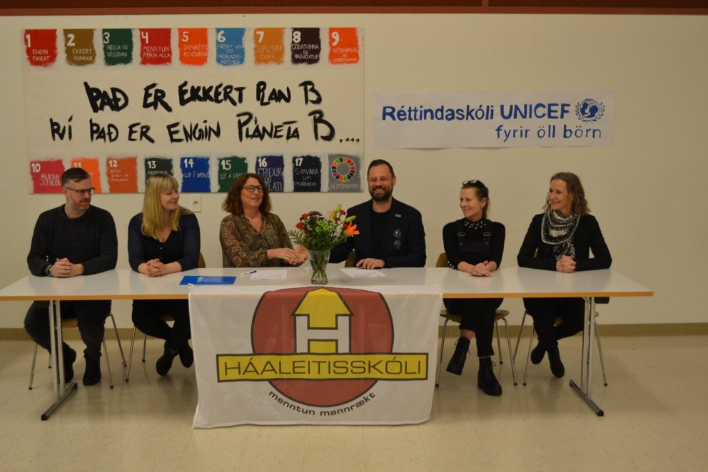 Forsvarsmenn UNICEF á Íslandi og Háaleitisskóla í Reykjanesbæ skrifuðu undir samstarfssamning um að&hellip;