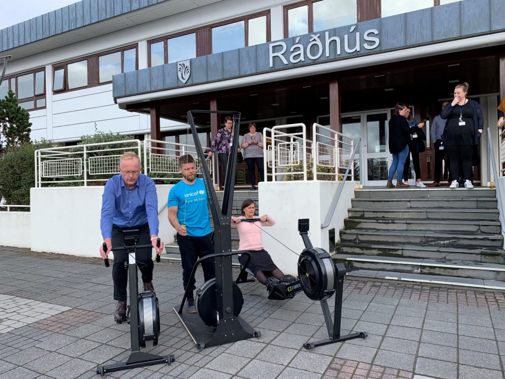 Hér sjást Kjartan Már Kjartansson bæjarstjóri og Hilma Hólmfríður Sigurðardóttir verkefnisstjóri fj&hellip;