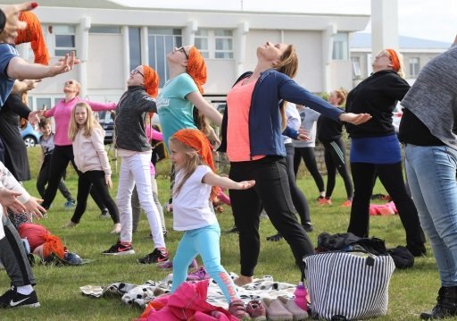 Eitt árið var boðið upp á jóga í skrúðgarðinum í Hreyfiviku í Reykjanesbæ.