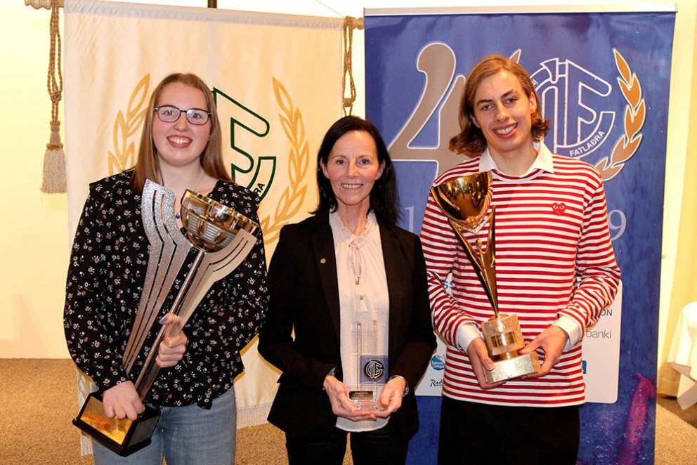 Ásta Katrín Helgadóttir handhafi Hvataverðlauna ÍF 2019 á milli Bergrúnar Óskar Aðalsteinsdóttur og&hellip;