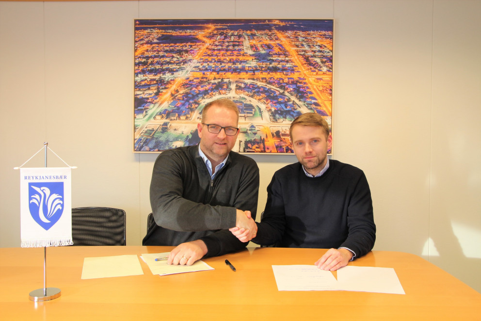 Guðlaugur H. Sigurjónsson sviðsstjóri Umhverfissviðs og Birkir Kúld frá Merkúr - Hýsi handsala samn&hellip;