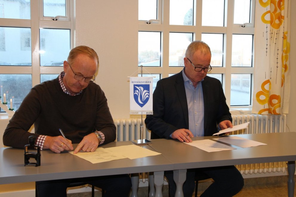 Kjartan Már Kjartansson bæjarstjóri Reykjanesbæjar og Páll Daníel Sigurðsson framkvæmdastjóri Eykta&hellip;