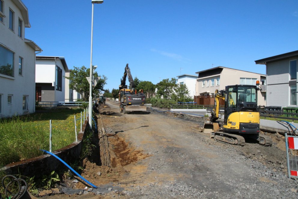 Horft inn Smáratúnið frá Aðalgötu þar sem framkvæmdir standa nú yfir.