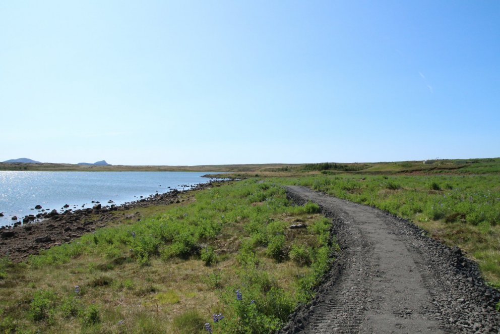 Hér sést hvernig stígurinn mun hlykkjast umhverfis Seltjörn. Enn á eftir að leggja fræs á yfirborði&hellip;