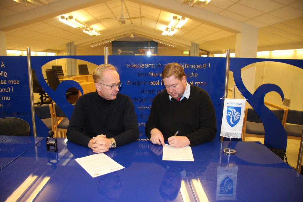 Kjartan Már Kjartansson bæjarstjóri og Jóhann Friðriksson lýðheilsufræðingur skrifa undir samningin&hellip;