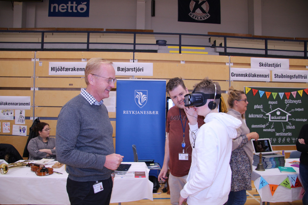 Nemendum gafst m.a. kostur á að bregða sér á bæjarstjórnarfund með aðstoð tækninnar. Kjartan Már Kj&hellip;
