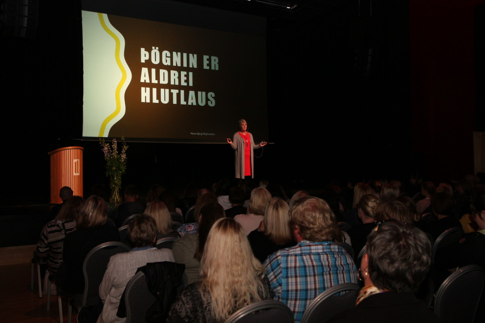 Hanna Björg Vilhjálmsdóttir kennari við Borgarholtsskóla að flytja erindi sitt „Jafnréttisfræðsla -&hellip;