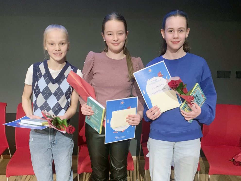 Sigurvegarar keppninnar í ár: Hrund Helgadóttir, Myllubakkaskóla, Freyja Marý Davíðsdóttir, Holtask&hellip;