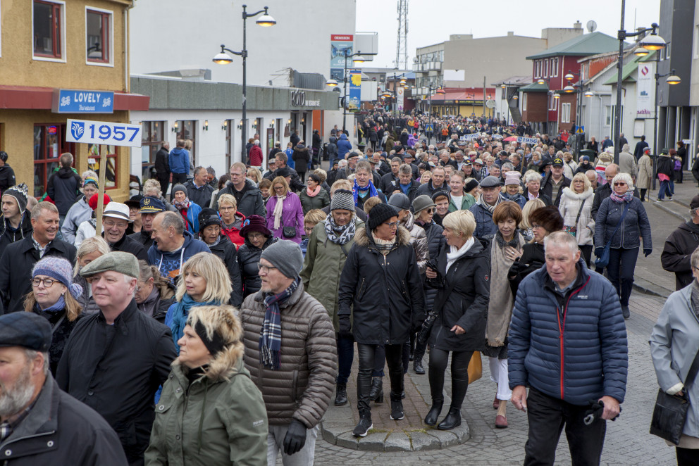 Vinir hittast í árgangagöngu, spjalla saman og hlægja niður alla Hafnargötu. Ljósmynd: Víkurfréttir