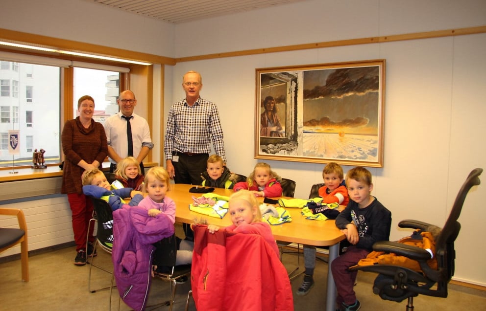 Börnin 8 ásamt kennara sínum Sigurbjörtu Kristjánsdóttur, Helga Arnarsyni sviðsstjóra Fræðslusviðs &hellip;