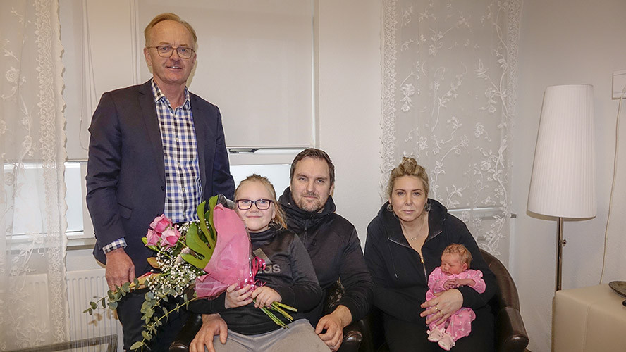 Kjartan Már Kjartansson bæjarstjóri með átjánþúsundasta íbúa Reykjanesbæjar, dóttur Sveins Baldvins&hellip;