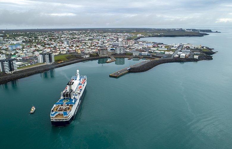 Ocean Edeavour að sigla inn í Keflavíkurhöfn. Ljósmynd: Víkurfréttir