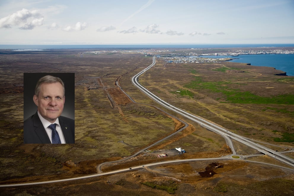 Horft yfir Reykjanesbraut áleiðis að Reykjanesbæ. Innfellda myndin er af Jóni Gunnarssyni samgöngur&hellip;