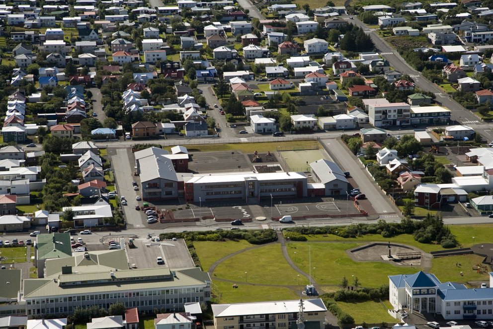 Horft yfir skrúðgarð, Myllubakkaskóla og  næsta nágrenni. Ljósmynd: Oddgeir Karlsson