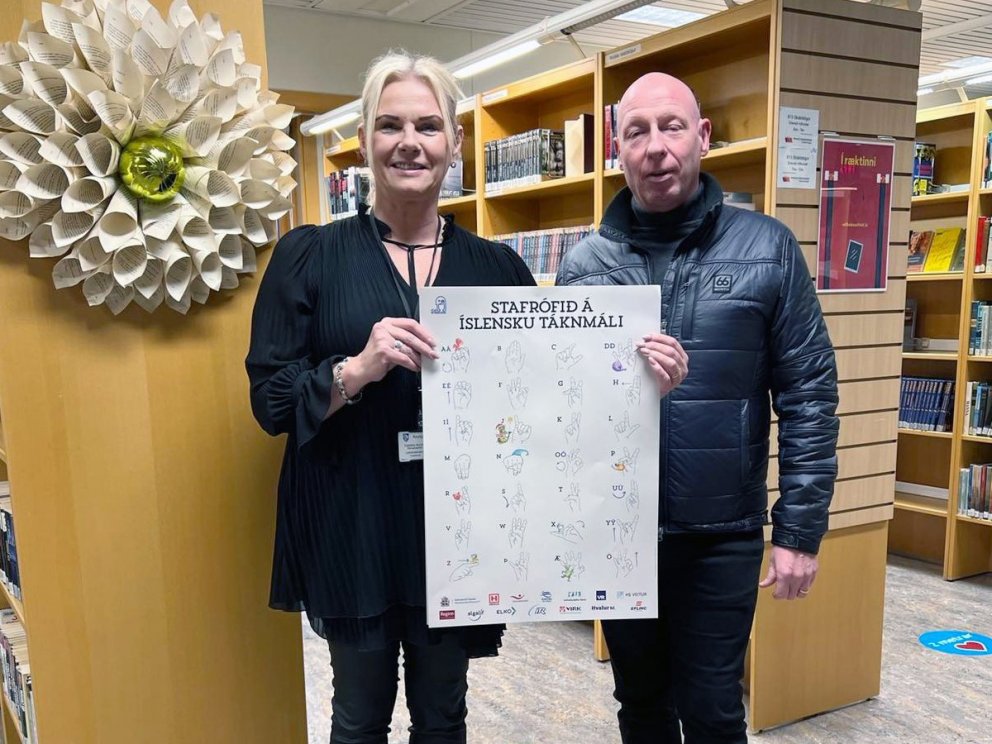 Þröstur Friðþjófsson frá Félagi heyrnalausra afhendi Ingibjörgu Bryndísi leikskólafulltrúi á dögunu&hellip;