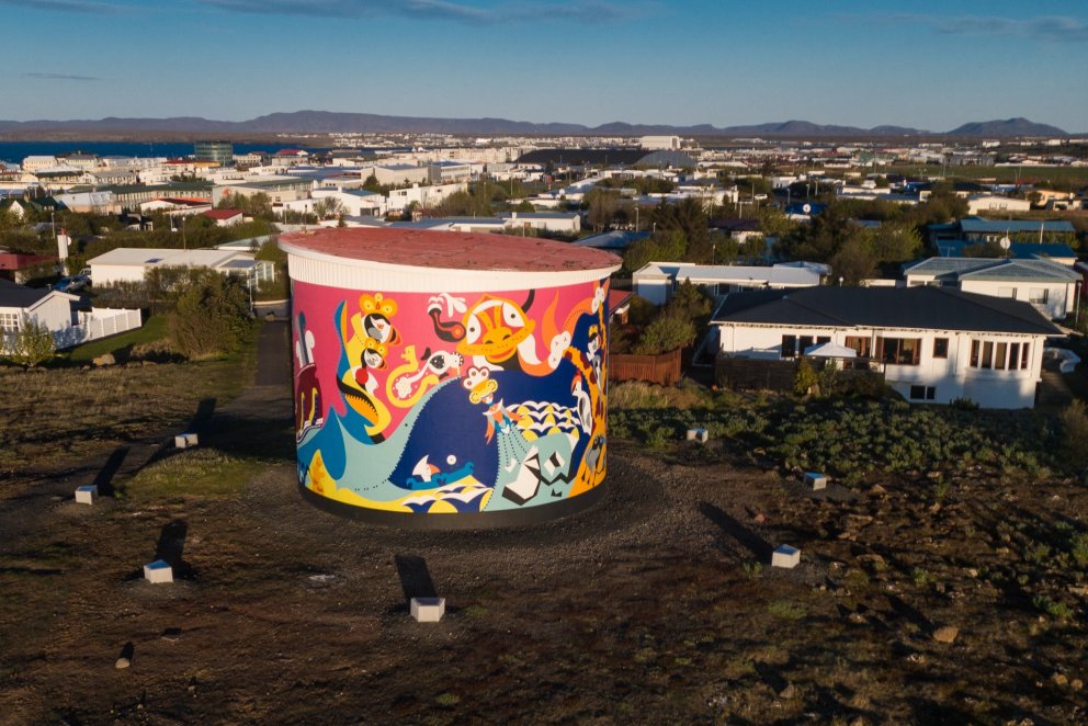 Á þessari mynd sést glöggt hversu mikið prýði er af listaverki Toyista á vatnstankinum. Ljósmynd OZ&hellip;