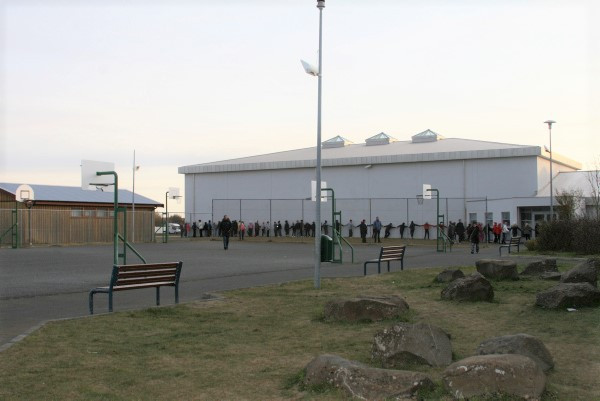 Nemendur í Heiðarskóla faðma skólann sinn.