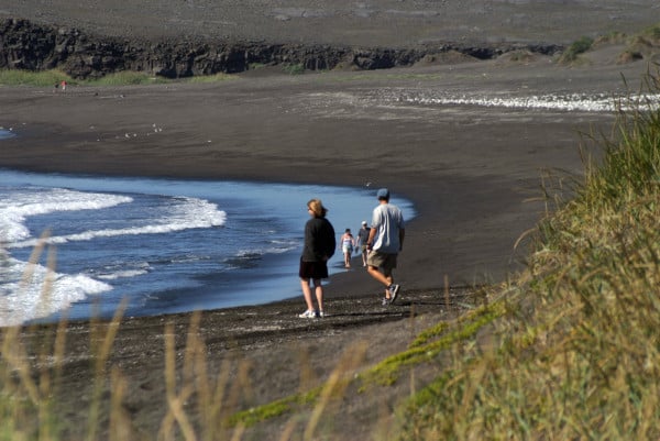 Ferðamenn í Sandvík á góðum sumardegi.