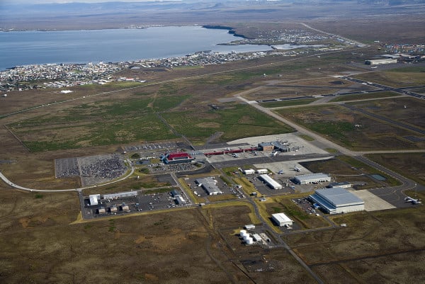 Horft yfir Flugstöð Leif Eiríkssonar í átt að Flugvöllum sem eru svæðið á mótum Aðalgötu og Reykjan&hellip;